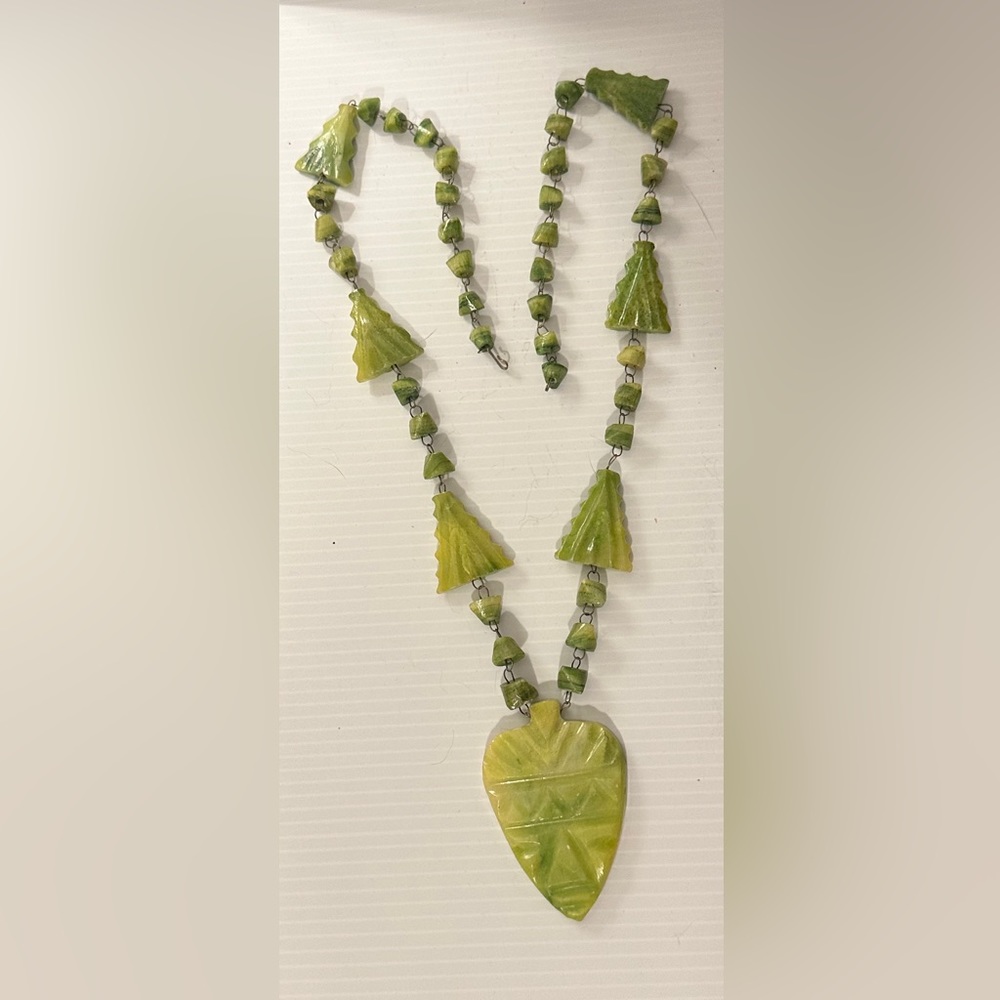 Green Stone Arrowhead Shapes Necklace
